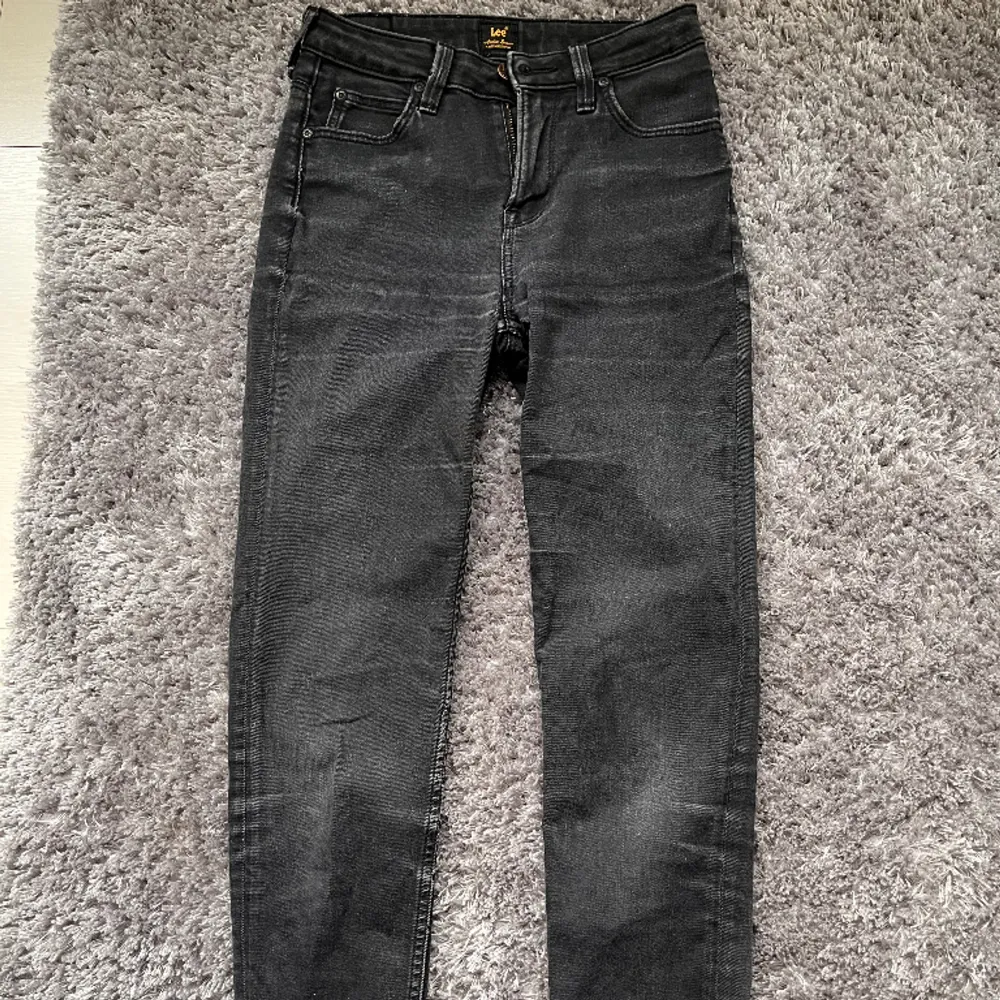 Svarta skinnyjeans från Lee i storlek W27 och L33🤍 . Jeans & Byxor.