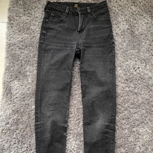 Svarta jeans - Svarta skinnyjeans från Lee i storlek W27 och L33🤍 