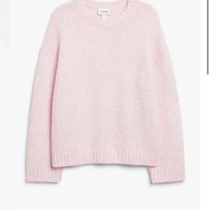 Rosa stickad tröja  - Säljer min jättefina stickade tröja från Monki då den tyvärr är något liten för mig💗💗Tröjan är i jättefint skick och har bara används en gång💗Tveka inte och hör av er för fler bilder eller frågor!💗
