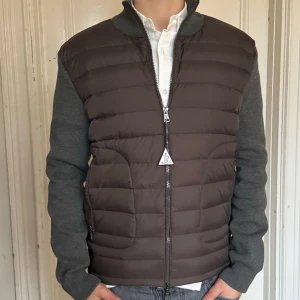 Moncler Cardigan - Moncler Padded Wool Cardigan. I princip i nytt skick, 9/10. Inköpt för 3.5 år sedan men inte använd majoriteten av tiden, kvitto och äkthetsbevis finns. Storlek: L, passar L och M.