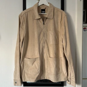 Overshirt  - Riktigt bra skick, använt några få gånger. Det är fake mocka material i färgen light sand. Köparen står för frakten!