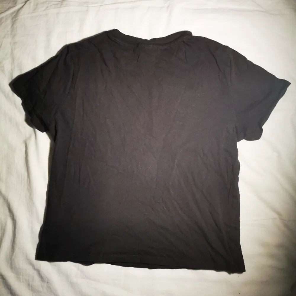 Jättecool t-shirt med tryck från hm, använd men i gott skick. Skriv för mer info💝. T-shirts.