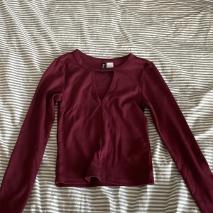Röd långärmad tröja - Bra skick, använt 1 gång, midjelång