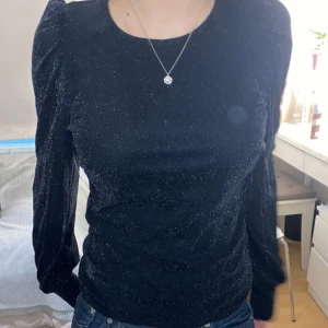 Glittrig tröja  - Fin glittrig tröja som är perfekt till fest. Andvänd 1 gång😜