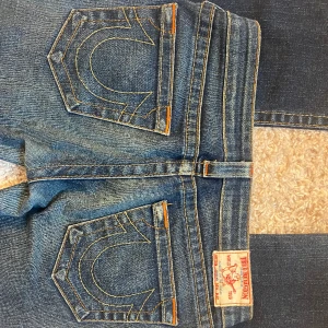 Lågmidjade True Religion jeans - Säljer mina snygga lågmidjade true religion jeans för dom inte kommer till användning längre. Skriv för fler bilder eller frågor💘