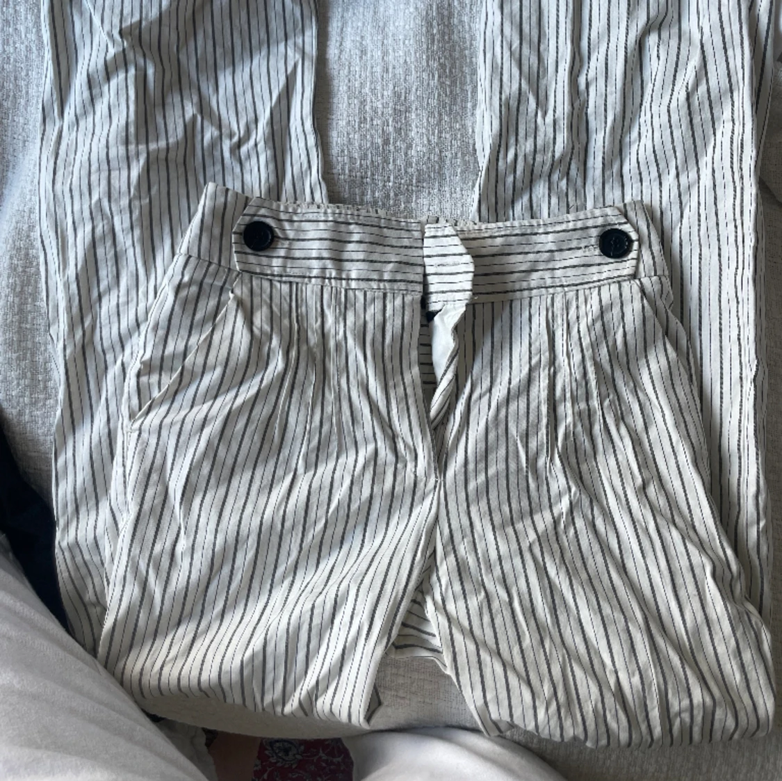 Vitrandiga kostymbyxor