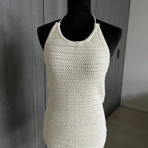 Arket virkad topp - Beige virkad topp från Arket i strl 36. Aldrig använd och säljer därav för 275kr ❤️❤️❤️❤️