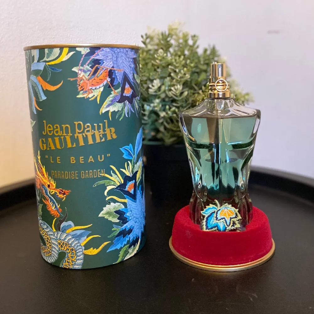 Säljer 3 ml sample av Jean Paul Gaultier’s nya parfym Paradise garden. Kan tänka mig byta bara skicka vad ni har . Övrigt.