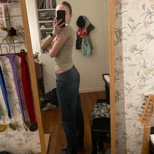 Jeans - Jeans jag köpt second hand i fint skick, men har inte kommit till användning. De är stretchiga och mjuka, passar storlek s/m, själv är jag s