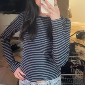 Brandy Melville - Brandy Melville tröja. Aldrig använd alltså är den i nyskick 💗jätte fin på hösten Köptes för 230kr