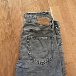 Tja! Säljer nu demma gråa loose fit jeansen från ZARA då dem aldrig kommer till användning. Köpta för 500kr och använda typ 4 gånger. Tveka inte på att höra av er vid frågor!