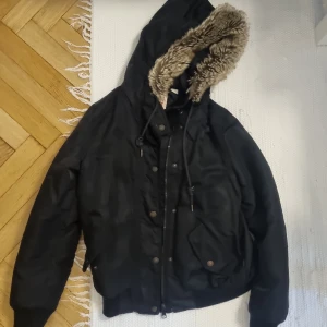 Höstjacka - En höstjacka med dun i från Levis  Vid köp: Möts upp i centrala Stockholm