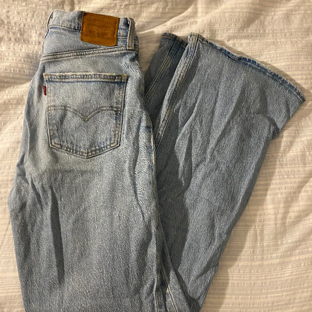 Bootcut jeans från Levi’s i storlek W29, passar mig som bär 38-40 i vanliga fall! Superfina och kvalitativa jeans som tyvärr inte kommer till användning längre. Väldigt fint skick och inga skavanker. Nypris 1419, säljer för 360 eller prisförslag! 🩵. Jeans & Byxor.