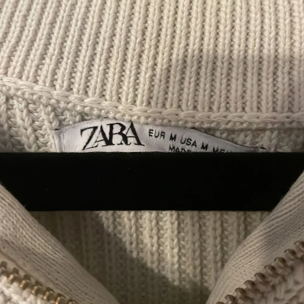Hej! Säljer nu denna sjukt snygga half zip tröjan från zara. Som är helt perfekt till sommaren med ett par linne byxor. Storlek M och köpt på Zara i Mallorca för 400kr och i mycket bra skick! Hör gärna av er vid frågor!. Tröjor & Koftor.