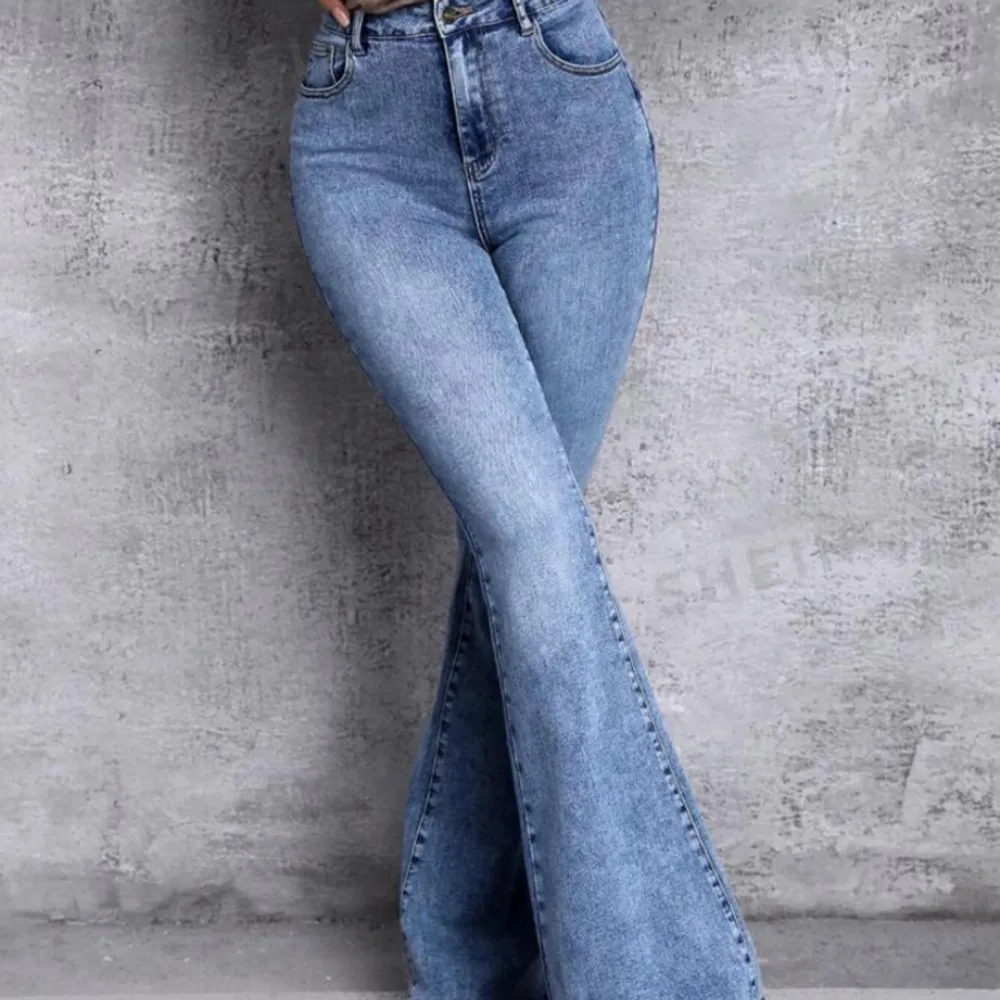 Säljer dessa jeans från shein då jag inte har fått användning för dom. Extremt långa för mig och jag är 170, skriv för egna bilder🤍. Jeans & Byxor.