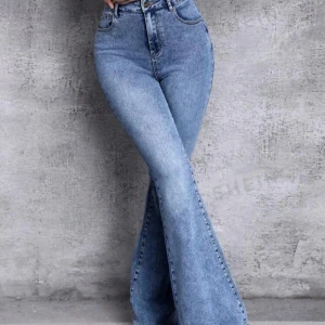 Jeans - Säljer dessa jeans från shein då jag inte har fått användning för dom. Extremt långa för mig och jag är 170, skriv för egna bilder🤍