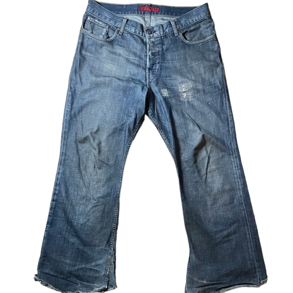 Säljer ett par väldigt använda Fcuk jeans de ställen där de har blivit lagade är del designen och de är storlek 33/32 de är relativt Slitna vid benöppningarna och lite fläckar på baksidan Skriv gärna om ni har några ytterligare frågor 🌕🌖🌗🌘🌑🌒🌒🌔🌕. Jeans & Byxor.