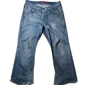 Säljer ett par väldigt använda Fcuk jeans de ställen där de har blivit lagade är del designen och de är storlek 33/32 de är relativt Slitna vid benöppningarna och lite fläckar på baksidan Skriv gärna om ni har några ytterligare frågor 🌕🌖🌗🌘🌑🌒🌒🌔🌕