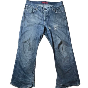 Bootcut Fcuk Jeans  - Säljer ett par väldigt använda Fcuk jeans de ställen där de har blivit lagade är del designen och de är storlek 33/32 de är relativt Slitna vid benöppningarna och lite fläckar på baksidan Skriv gärna om ni har några ytterligare frågor 🌕🌖🌗🌘🌑🌒🌒🌔🌕