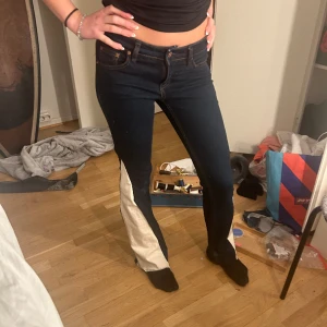 Low waist jeanns  - skit coola låtmidjade jeans som är omsydds till bootcut, storlek xs