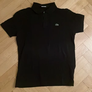 Lacoste Pike - Hej, Jag säljer min Lacoste Pike. Den är i ett mycket bra skick och säljer pga att den är för liten på mig, den sitter som M. Hör av er vid frågor!