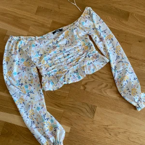 Blommig blus - Blommig blus från bikbok, perfekt til sommaren 🤩 
