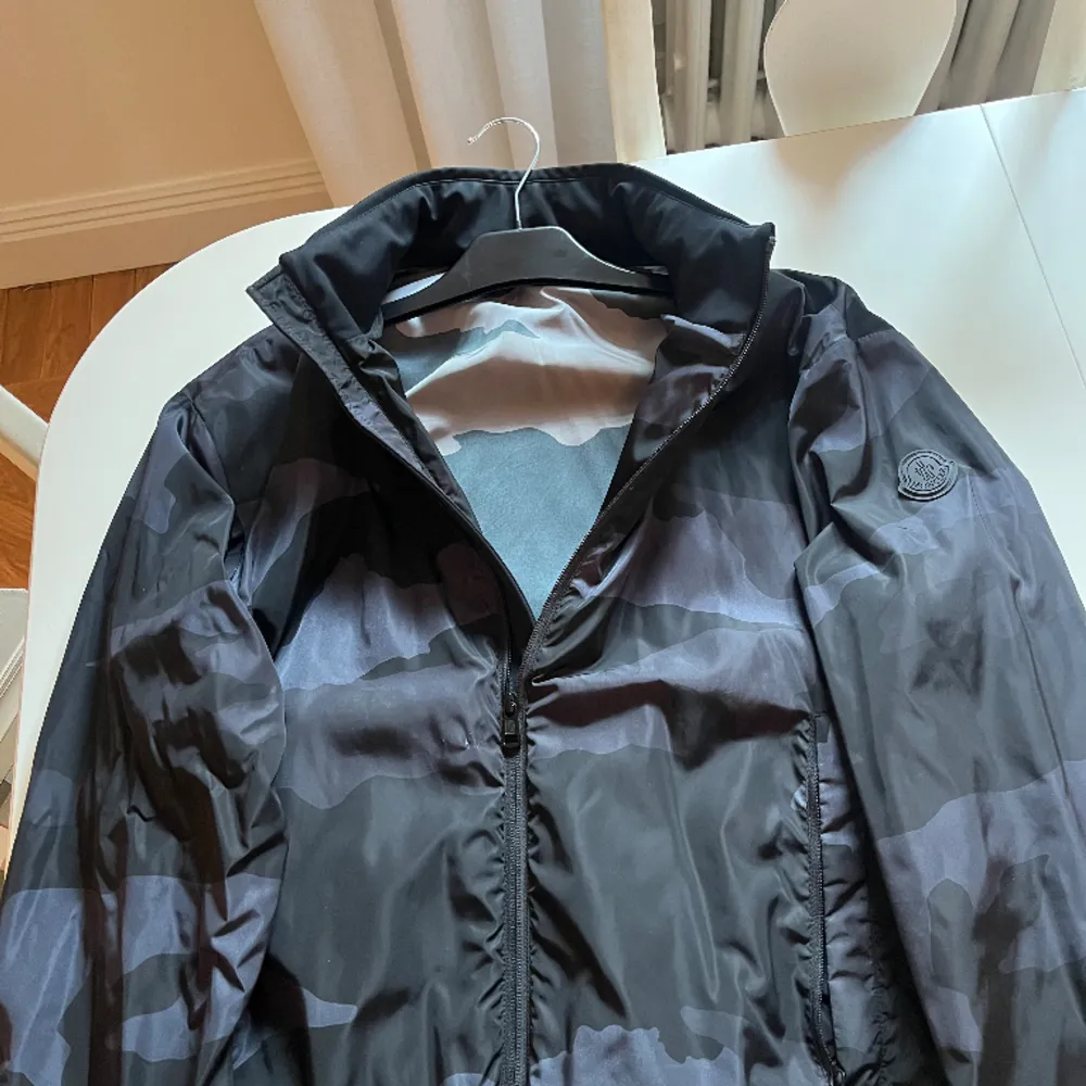 Moncler jacka camo 2025