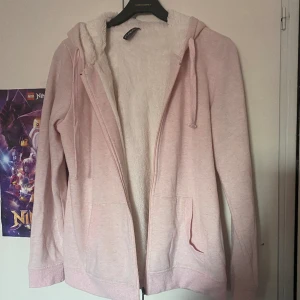 Tröja med päls - En rosa tröja med päls på insidan och format som öron. jätteslt men kommer tyvärr aldrig till användning. samfraktar gärna med andra saker! 