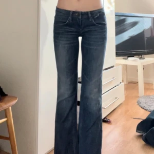 Jeans  - Lågmidjade jeans med skit snygga detaljer på fickorna som tyvärr är alldeles för korta, jag är 170 cm för referens❣️innerbenslängd: 73 cm, midjemått: 37 cm