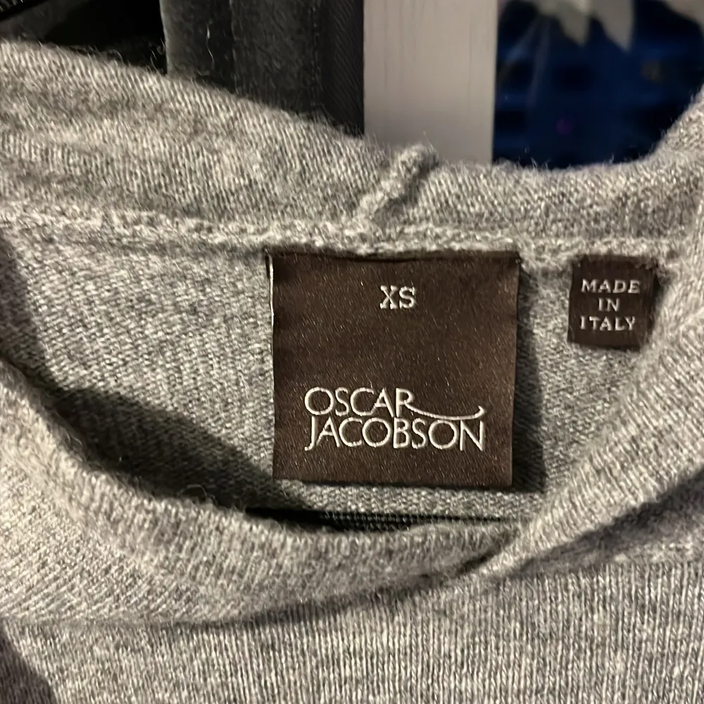 Säljer min för liten Kashmir hoodie från Oscar Jacobsson. Skick 8-10 stl xs passar dig mellan 165-175 . Hoodies.