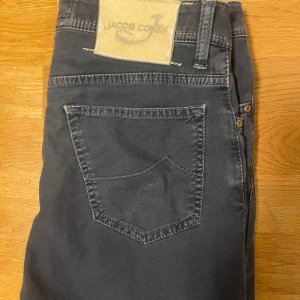 Jacob Cohen jeans - Ett par feta jeans från jacob Cohen i storlek 31. Säljer för de inte passar mig längre. Kommer Passa dig som är mellan 170-180. Skick 8/10. Nypris ca 4000 och mitt pris endast 599. Skriv ifal ni har några funderingar!