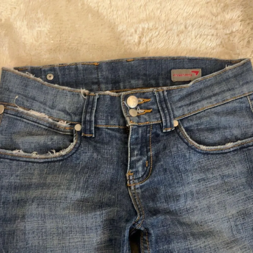 Säljer dessa super fina lågmidjade jeansen! Tycker dem är något korta därför säljer jag!  Midjemått- 35/70cm (lite stretch) Innerbenslängd- 79cm  Är 1,71cm och har xs-s för referens❤️. Jeans & Byxor.