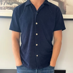 Frotté piké - Säljer schysst mörkblå frotté piké med knappar från East West. Nyskick och storlek M, normal i storleken 🍾 Hör av er vid frågor eller funderingar. 