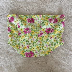 Topp - Jättefin topp med knyte bak från Nelly. Använd 1 gång, storlek s.