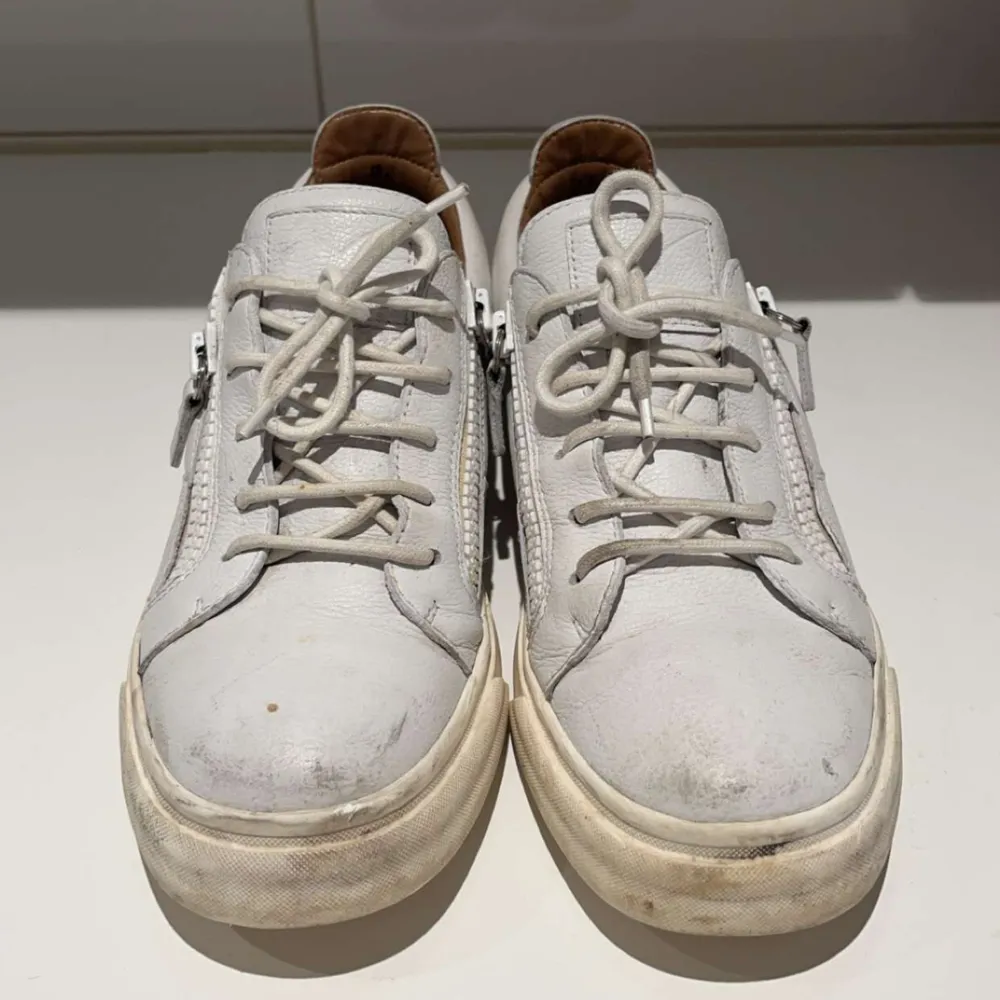 Säljer ett par vita Zanotti skor i 7,5/10 skick behövs bara tvättas lite. Pris kan diskuteras . Skor.