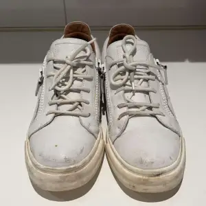 Säljer ett par vita Zanotti skor i 7,5/10 skick behövs bara tvättas lite. Pris kan diskuteras 
