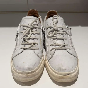 Giuseppe  Zanotti skor - Säljer ett par vita Zanotti skor i 7,5/10 skick behövs bara tvättas lite. Pris kan diskuteras 