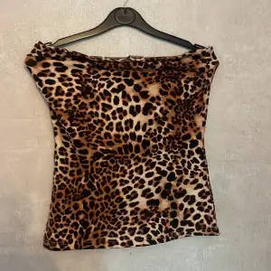 Jätte fint leopard linne utan armar💕 Säljes på grund av att de inte kommer till användning😊