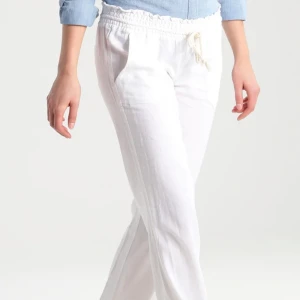 Roxy linnebyxor - Jätte fina Roxy linnebyxor i nyskick. Köpta här på Plick nyligen men ej använda då dom var för stora för mig. Passar bra i längden på mig som är 168 men funkar för längre också 💕 skriv för fler bilder💕pris kan diskuteras 