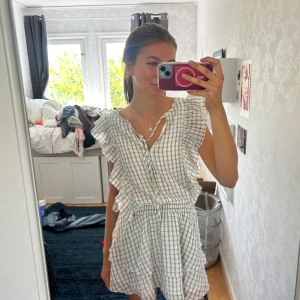 Klänning med volanger - Vit klänning med resårband i midjan, volanger och rutigt mönster. Bra för finare tillfällen också 💗