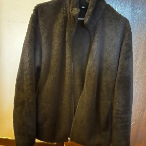 TeddyJacka Från Uniqlo - Jacka i bra skick och skönt material