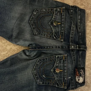 True religion Jeans - Lågmidjade true religion jeans i strl 25! Säljer pågrund utav att dom ej passar i midjan.