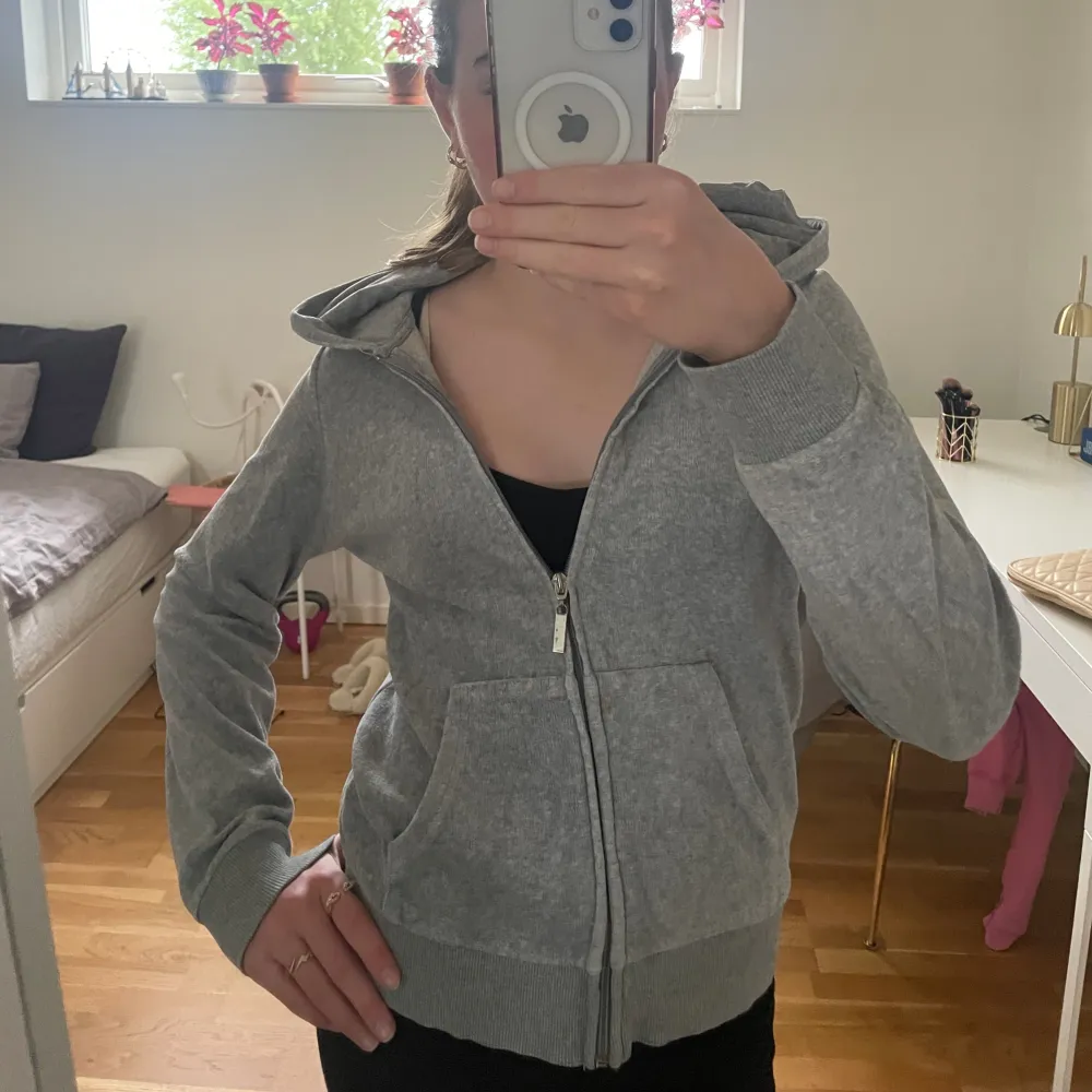 snygg grå ziphoodie från Cubus, defekter syns på sista bilden därav priset💞. Hoodies.