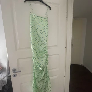 Zara klänning - Ljusgrön midi klänning med scrunch på sidorna och slits samt små blå blommor  Endast använd två gånger