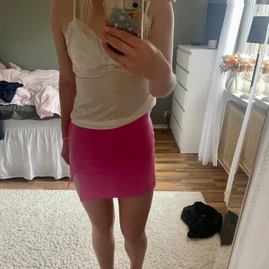 Helt ny minikjol - Superfin kjol från Hm som är helt ny med lappen kvar! Tyvärr är den lite liten för mig…🩷