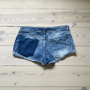 Lågmidjade shorts - Jättefina med unik design. Gammal modell frn bershka! Strl 26/S. Kolla gärna mina andra annonser för Levis jeansshorts å perfekta sommarkläder!!
