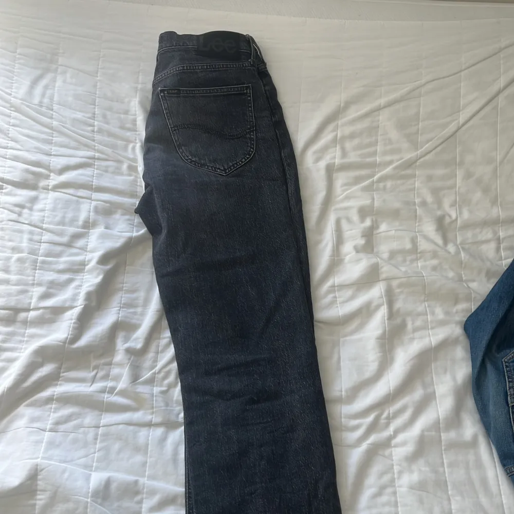 Lee west jeans i fint skick. Modellen heter West och är en rak modell-lite pösigare i låren. Jeans & Byxor.
