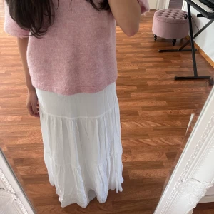 Vit långkjol  - En vit lång kjol, inga defekter. Skriv privat vid frågor 