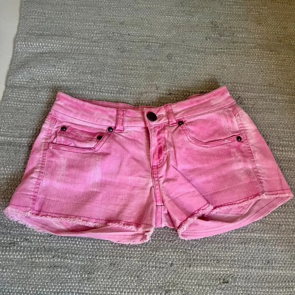 Perfekta rosa lågmidjade jeansshorts. Midjemått 36cm, total längd 23 cm. Köp via köp nu❤️. Shorts.