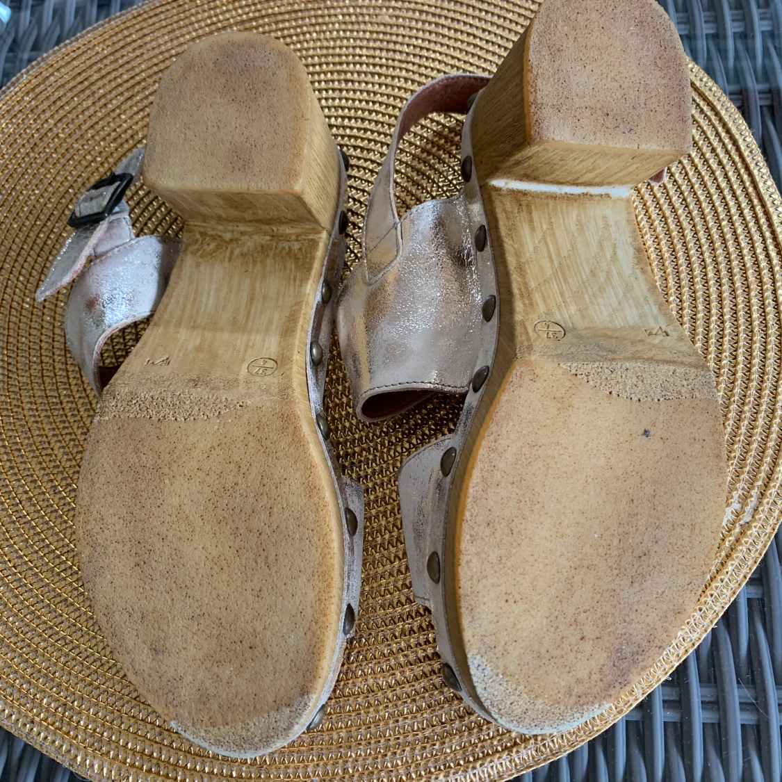 Guldiga träskor - 91